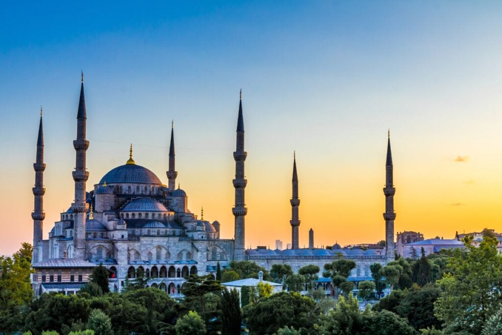 One of the best things to do in Turkey is to discover the many mosques that dot the landscape of Istanbul. 