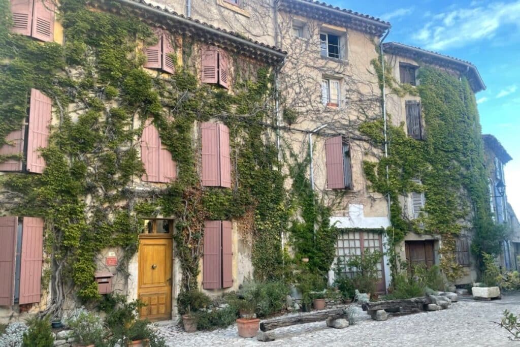 Siagnon is a little hidden gem village in Provence, here is the cute town square with the iconic window shutters.
