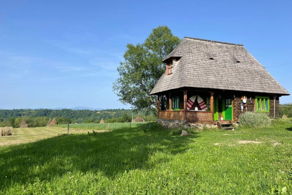 Cute Romanian cottages in Bucovina.